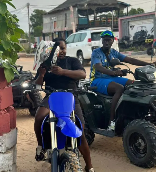 Deux personnes sur une moto et un quad au Flamant Rose